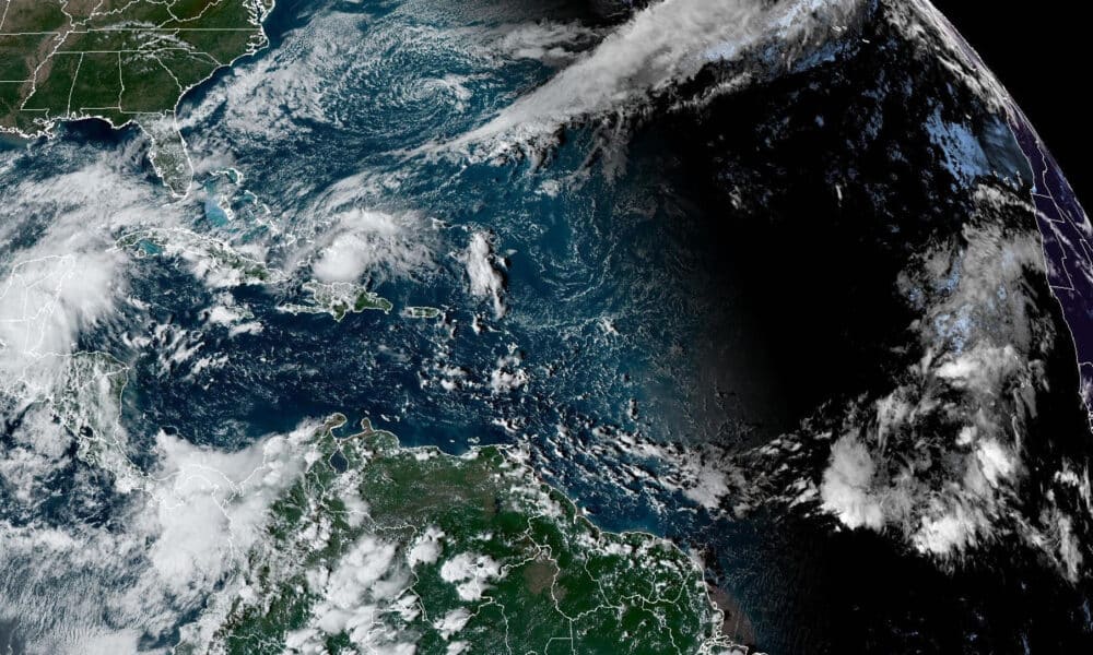 Fotografía satelital cedida este sábado por la Oficina Nacional de Administración Oceánica y Atmosférica (NOAA) a través del Centro Nacional de Huracanes (NHC) estadounidense donde se muestra la localización del huracán Oscar en el Atlántico. EFE/NOAA-NHC /SOLO USO EDITORIAL /NO VENTAS /SOLO DISPONIBLE PARA ILUSTRAR LA NOTICIA QUE ACOMPAÑA /CRÉDITO OBLIGATORIO