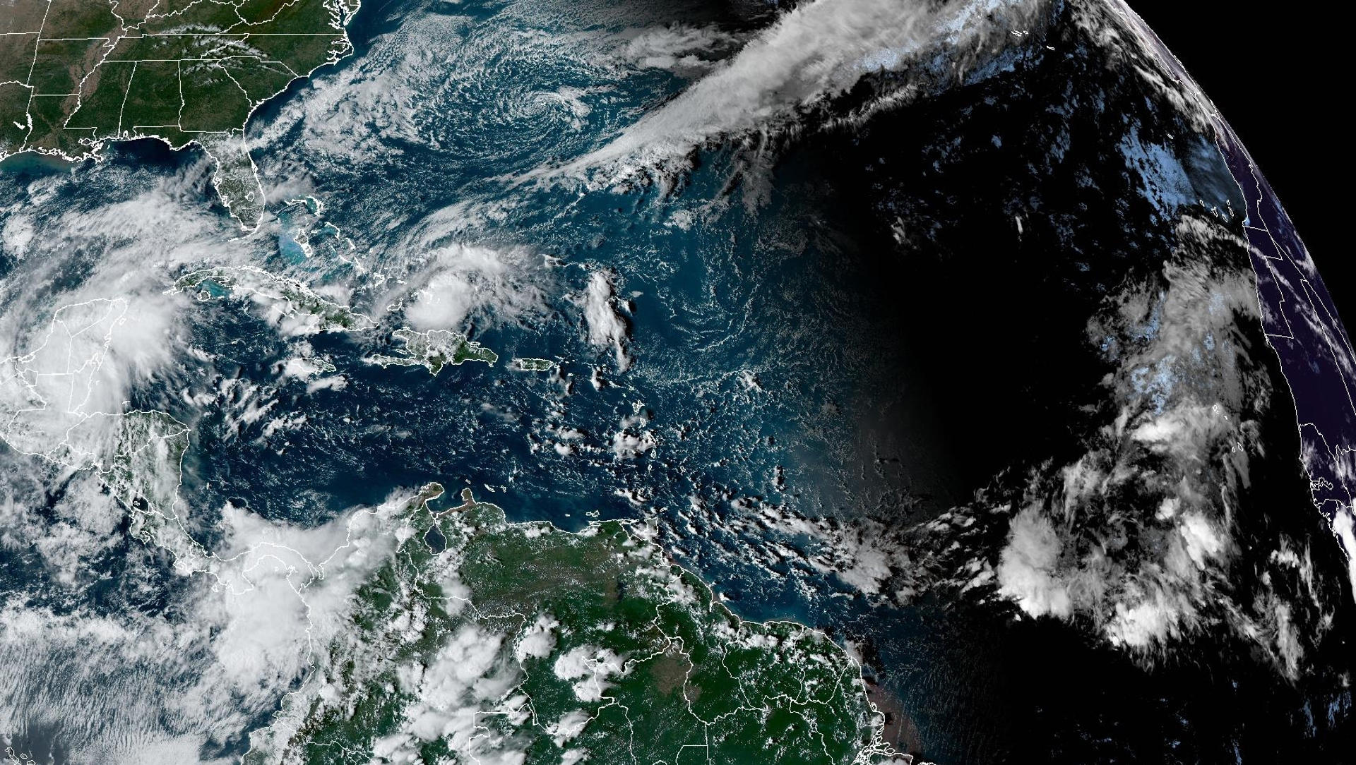 Fotografía satelital cedida este sábado por la Oficina Nacional de Administración Oceánica y Atmosférica (NOAA) a través del Centro Nacional de Huracanes (NHC) estadounidense donde se muestra la localización del huracán Oscar en el Atlántico. EFE/NOAA-NHC /SOLO USO EDITORIAL /NO VENTAS /SOLO DISPONIBLE PARA ILUSTRAR LA NOTICIA QUE ACOMPAÑA /CRÉDITO OBLIGATORIO