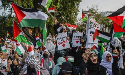 Manifestantes propalestinos con pancartas y banderas palestinas protestan este domingo frente a la Embajada de Estados Unidos en Yakarta con motivo del primer aniversario de la guerra de Gaza. EFE/EPA/MAST IRHAM