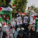 Manifestantes propalestinos con pancartas y banderas palestinas protestan este domingo frente a la Embajada de Estados Unidos en Yakarta con motivo del primer aniversario de la guerra de Gaza. EFE/EPA/MAST IRHAM