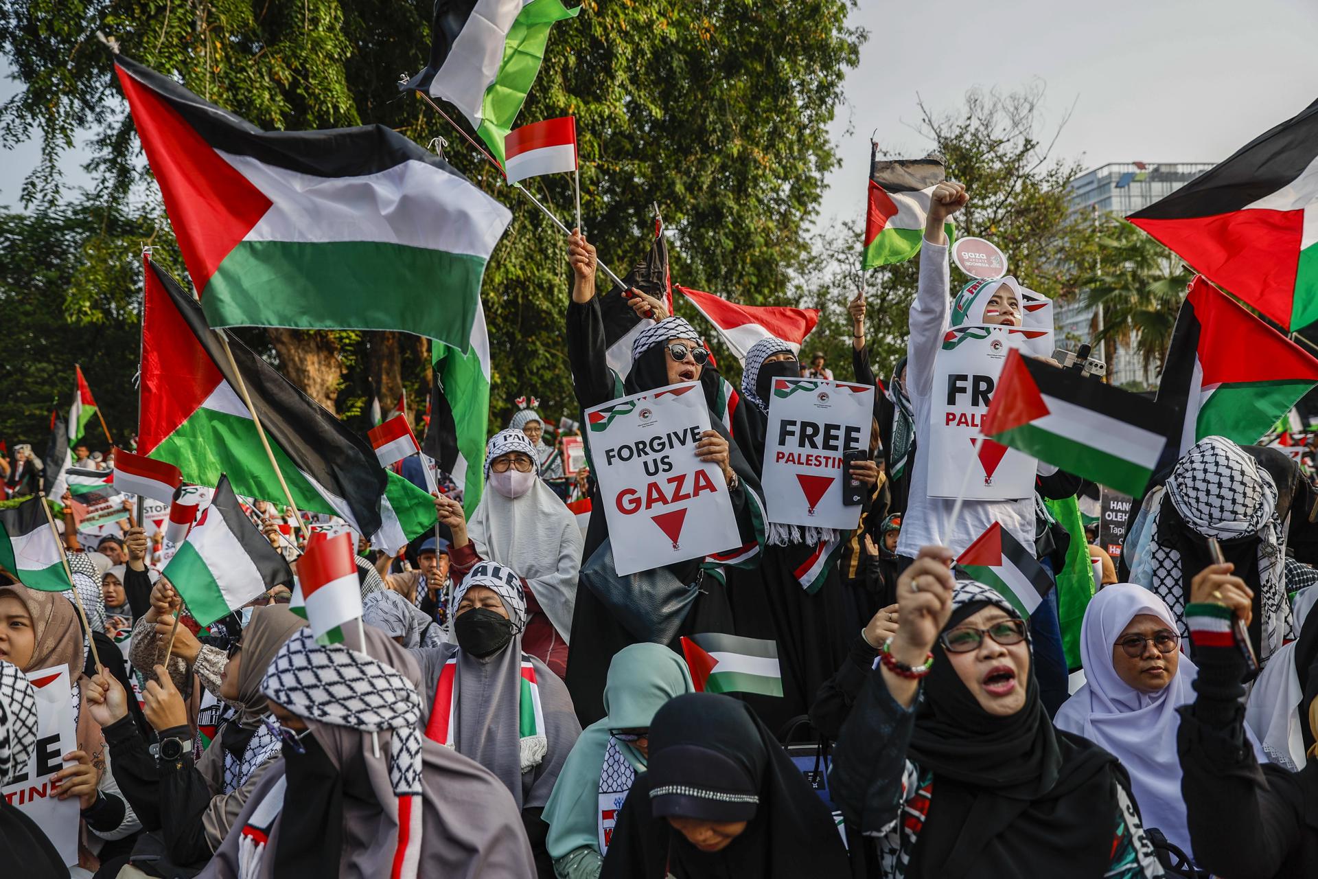 Manifestantes propalestinos con pancartas y banderas palestinas protestan este domingo frente a la Embajada de Estados Unidos en Yakarta con motivo del primer aniversario de la guerra de Gaza. EFE/EPA/MAST IRHAM