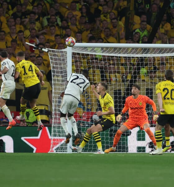 Momento en el que Dani Carvajal remata para dar la victoria al Real Madrid sobre el Borussia Dortmund en la última final de la Liga de Campeones. EFE / Kiko Huesca.