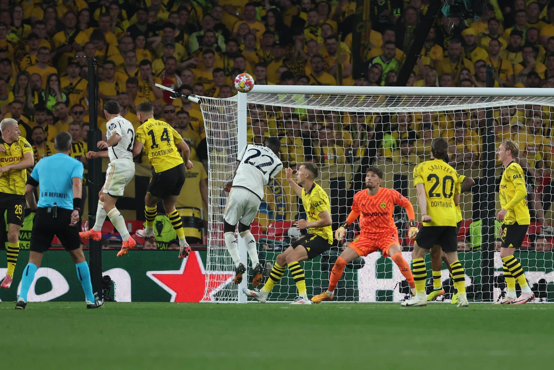 Momento en el que Dani Carvajal remata para dar la victoria al Real Madrid sobre el Borussia Dortmund en la última final de la Liga de Campeones. EFE / Kiko Huesca.