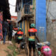 El grupo de la caravana de bicicletas atravesando una de las callejuelas de Kibera, un asentamiento informal situado en Nairobi, para llegar hasta la casa de la ONG Kings and Queens of Kibera. EFE/ Cristina Ondó Nieto