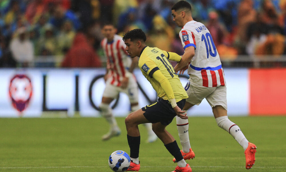 Kendry Páez (i) de Ecuador disputa un balón con Miguel Almirón de Paraguay en un partido de las eliminatorias sudamericanas para el Mundial de 2026. EFE/ José Jácome