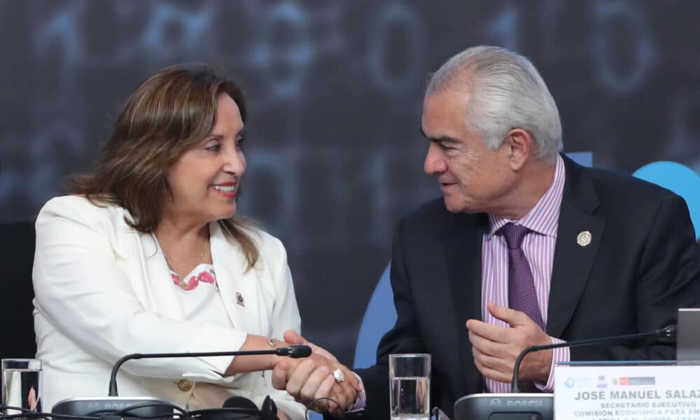 La presidenta de Perú, Dina Boluarte (i), saluda al secretario ejecutivo de la Cepal, José Manuel Salazar, en la inauguración del cuadragésimo período de sesiones de la Cepal este miércoles, en Lima (Perú). EFE/ Paolo Aguilar