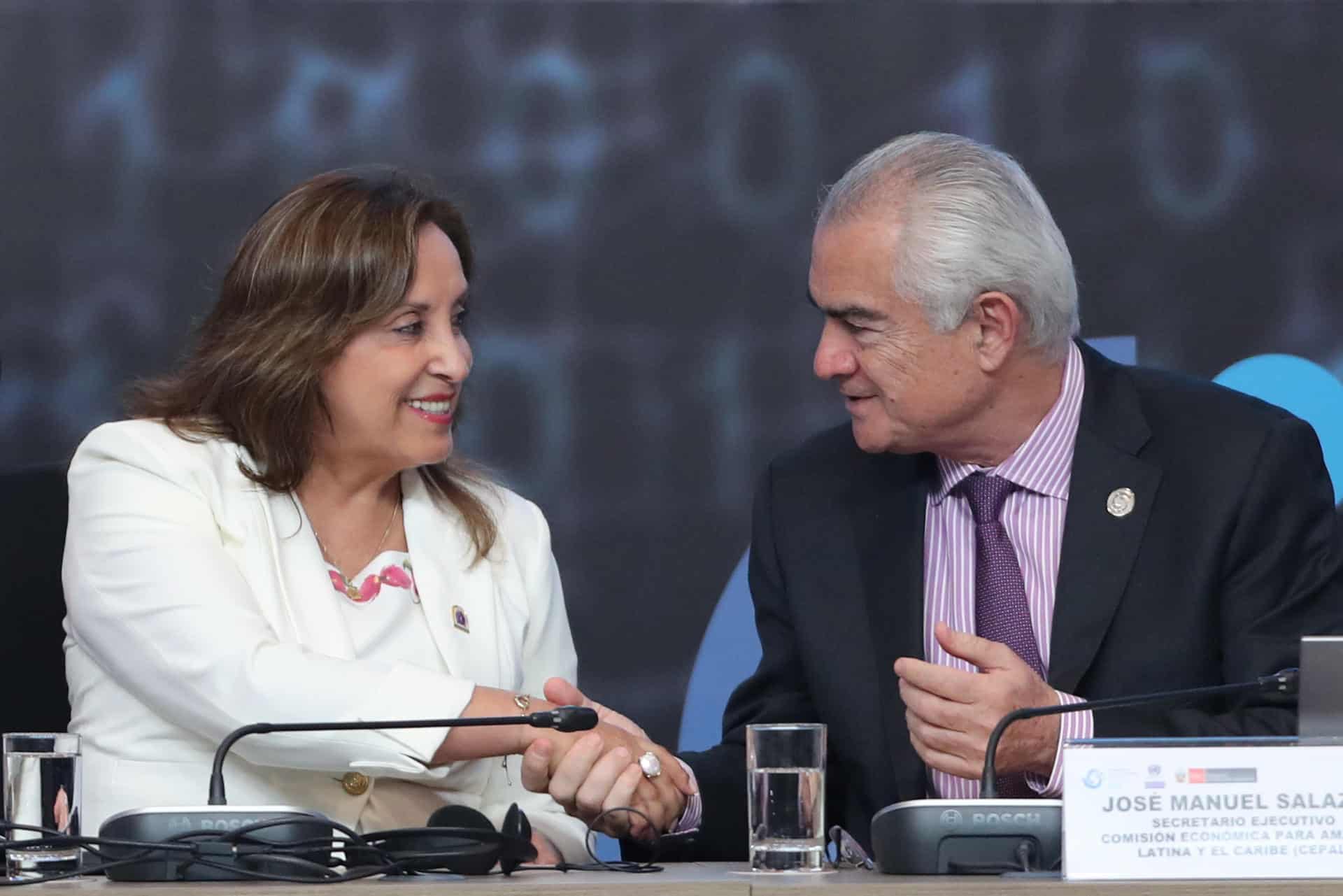 La presidenta de Perú, Dina Boluarte (i), saluda al secretario ejecutivo de la Cepal, José Manuel Salazar, en la inauguración del cuadragésimo período de sesiones de la Cepal este miércoles, en Lima (Perú). EFE/ Paolo Aguilar