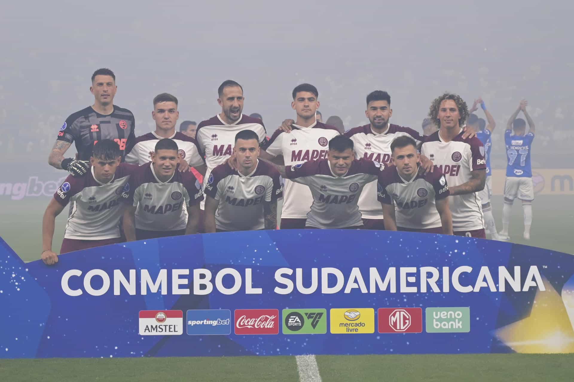 Fotografía tomada el 23 de octubre de 2024 a la plantilla titular de Lanús en su visita a Cruzeiro en el estadio Mineirao de Belo Horizonte, para el partido de ida de las semifinales de la Copa Sudamericana, que empataron 1-1. Ocho días después, ambos equipos se citarán para la vuelta en el estadio Ciudad de Lanús, en la Provincia de Buenos Aires. EFE/ Joao Guilherme.