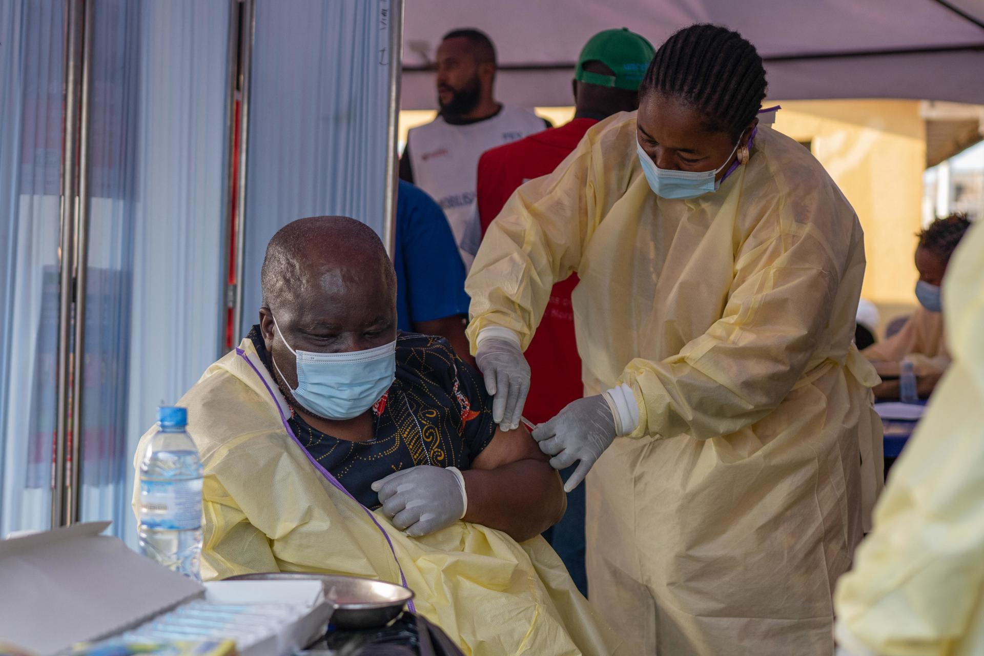 personal médico recibe una vacuna contra la viruela y la mpox, fabricada por la farmacéutica danesa Bavarian Nordic, en un inicio simbólico de la campaña de vacunación contra el mpox en el Hospital General de Goma, en Goma, República Democrática del Congo, el 5 de octubre de 2024. EFE/EPA/Moise Kasereka