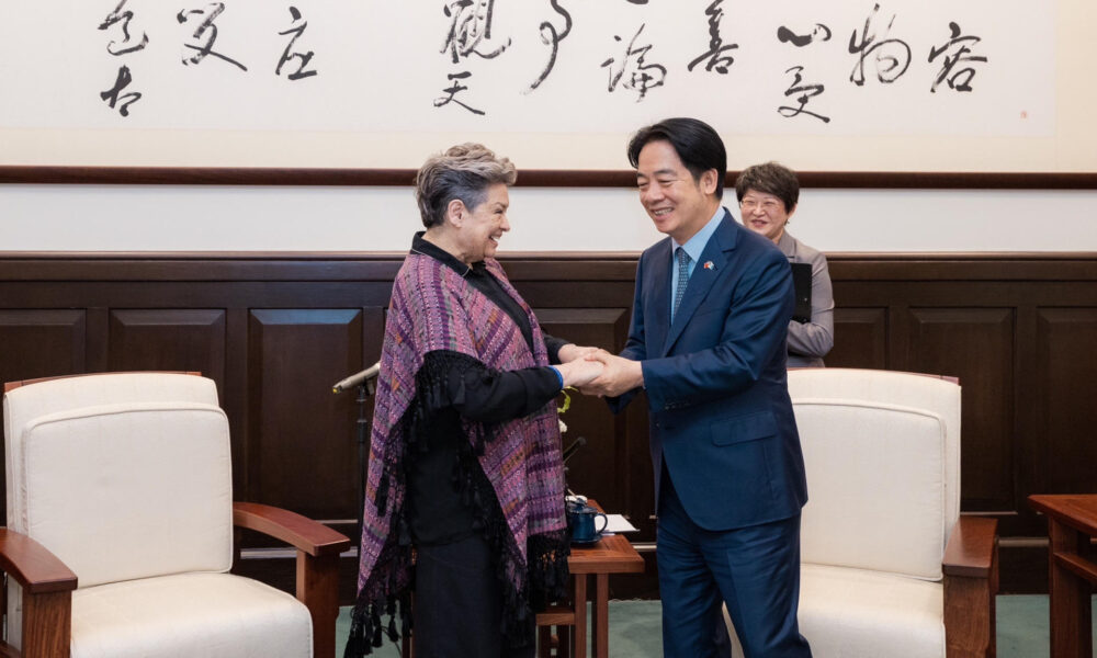 El presidente taiwanés, William Lai, mantiene un encuentro con la primera dama de Guatemala, Lucrecia Peinado, este viernes en el Palacio Presidencial de Taipéi.-EFE/ Liu Shu Fu