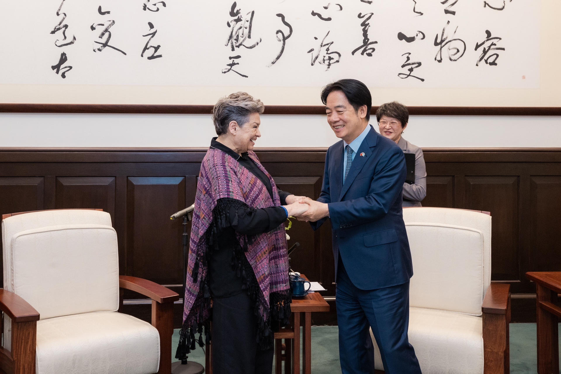 El presidente taiwanés, William Lai, mantiene un encuentro con la primera dama de Guatemala, Lucrecia Peinado, este viernes en el Palacio Presidencial de Taipéi.-EFE/ Liu Shu Fu