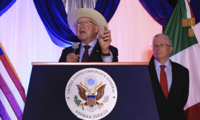 Imagen de archivo del embajador de Estados Unidos, Ken Salazar. EFE/ Luis Torres