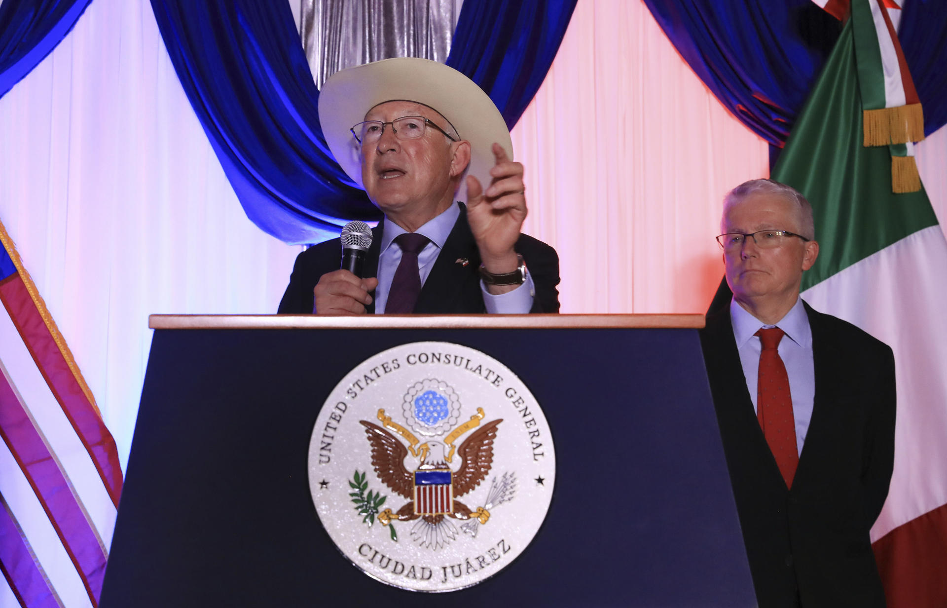 Imagen de archivo del embajador de Estados Unidos, Ken Salazar. EFE/ Luis Torres