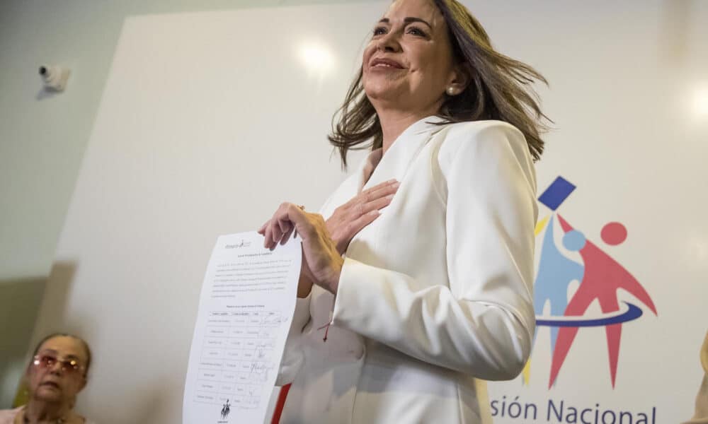 Fotografía de archivo donde se observa a la líder de oposición venezolana, María Corina Machado, recibiendo el documento que le decretaba ganadora de las elecciones primarias de la Plataforma Unitaria Democrática (PUD), en Caracas. EFE/ Miguel Gutiérrez ARCHIVO