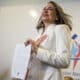 Fotografía de archivo donde se observa a la líder de oposición venezolana, María Corina Machado, recibiendo el documento que le decretaba ganadora de las elecciones primarias de la Plataforma Unitaria Democrática (PUD), en Caracas. EFE/ Miguel Gutiérrez ARCHIVO