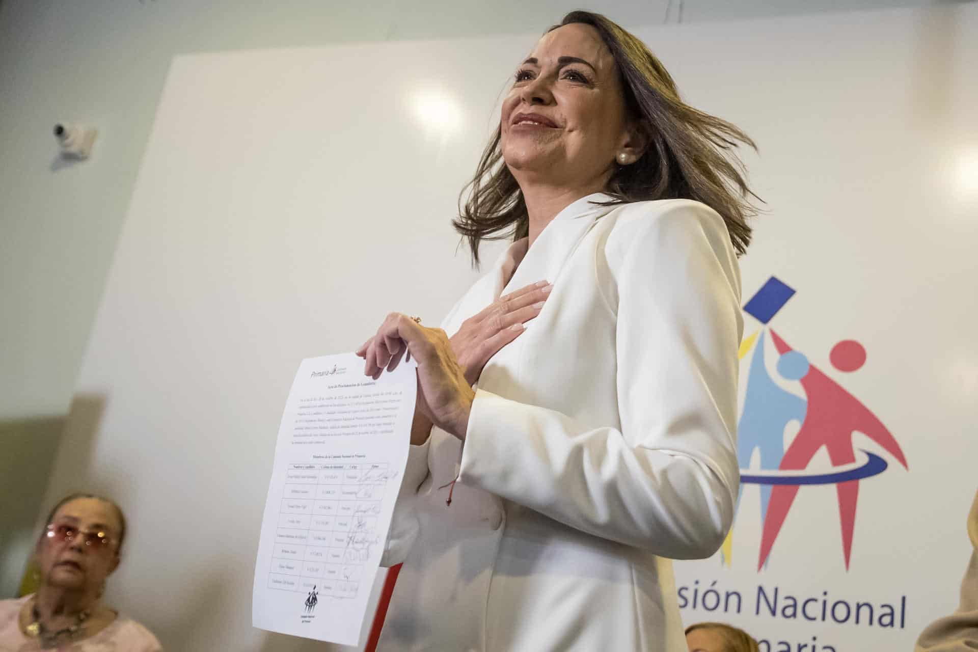 Fotografía de archivo donde se observa a la líder de oposición venezolana, María Corina Machado, recibiendo el documento que le decretaba ganadora de las elecciones primarias de la Plataforma Unitaria Democrática (PUD), en Caracas. EFE/ Miguel Gutiérrez ARCHIVO