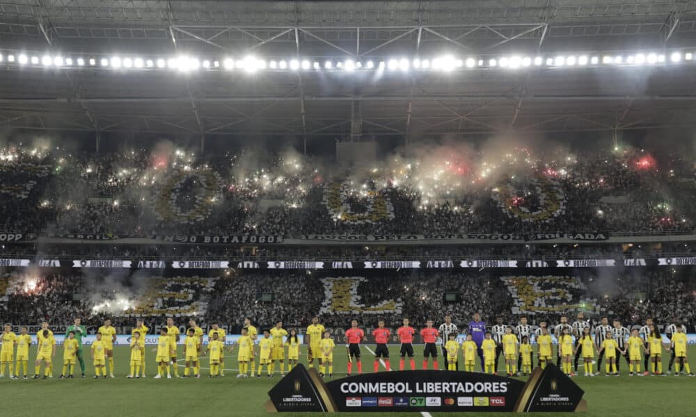 Jugadores de Botafogo y Peñarol forman el 23 de octubre para el partido de ida de las semifinales de la Copa Libertadores en el estadio Olímpico Nilton Santos, de Rio de Janeiro, donde el equipo local se impuso por 5-0. Ocho días después ambos equipos se citarán en el Estadio Campeón del Siglo, de Montevideo. EFE/Antonio Lacerda