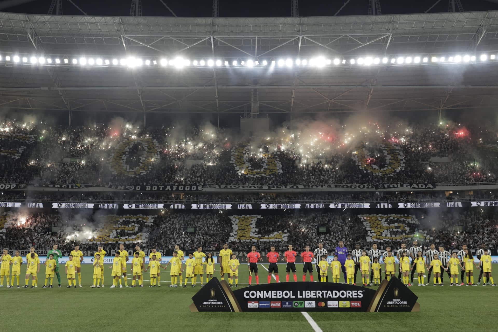 Jugadores de Botafogo y Peñarol forman el 23 de octubre para el partido de ida de las semifinales de la Copa Libertadores en el estadio Olímpico Nilton Santos, de Rio de Janeiro, donde el equipo local se impuso por 5-0. Ocho días después ambos equipos se citarán en el Estadio Campeón del Siglo, de Montevideo. EFE/Antonio Lacerda