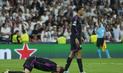 El centrocampista del Bayern de Múnich Jamal Musiala (d) durante el partido de vuelta de las semifinales de la Liga de Campeones que Real Madrid y Bayern de Múnich d en el estadio Santiago Bernabéu, en Madrid. EFE/JUANJO MARTIN