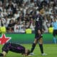 El centrocampista del Bayern de Múnich Jamal Musiala (d) durante el partido de vuelta de las semifinales de la Liga de Campeones que Real Madrid y Bayern de Múnich d en el estadio Santiago Bernabéu, en Madrid. EFE/JUANJO MARTIN