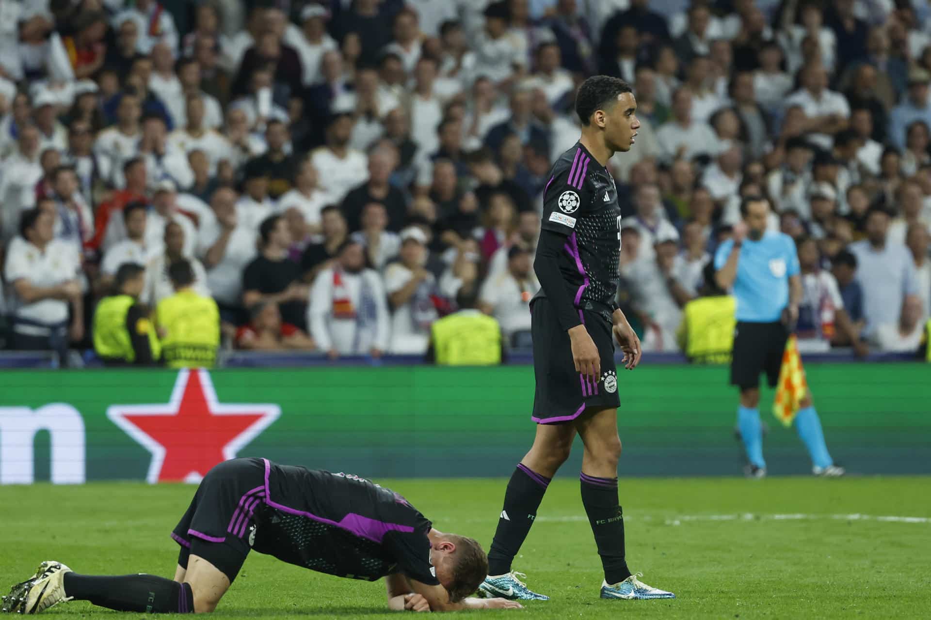 El centrocampista del Bayern de Múnich Jamal Musiala (d) durante el partido de vuelta de las semifinales de la Liga de Campeones que Real Madrid y Bayern de Múnich d en el estadio Santiago Bernabéu, en Madrid. EFE/JUANJO MARTIN