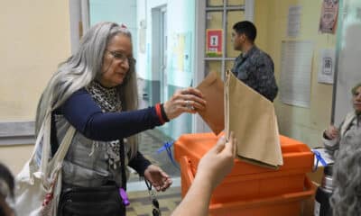 Fotografía de una mujer ejerciendo su derecho al voto durante la jornada electoral del domingo en Uruguay. EFE/ Stringer