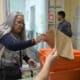 Fotografía de una mujer ejerciendo su derecho al voto durante la jornada electoral del domingo en Uruguay. EFE/ Stringer