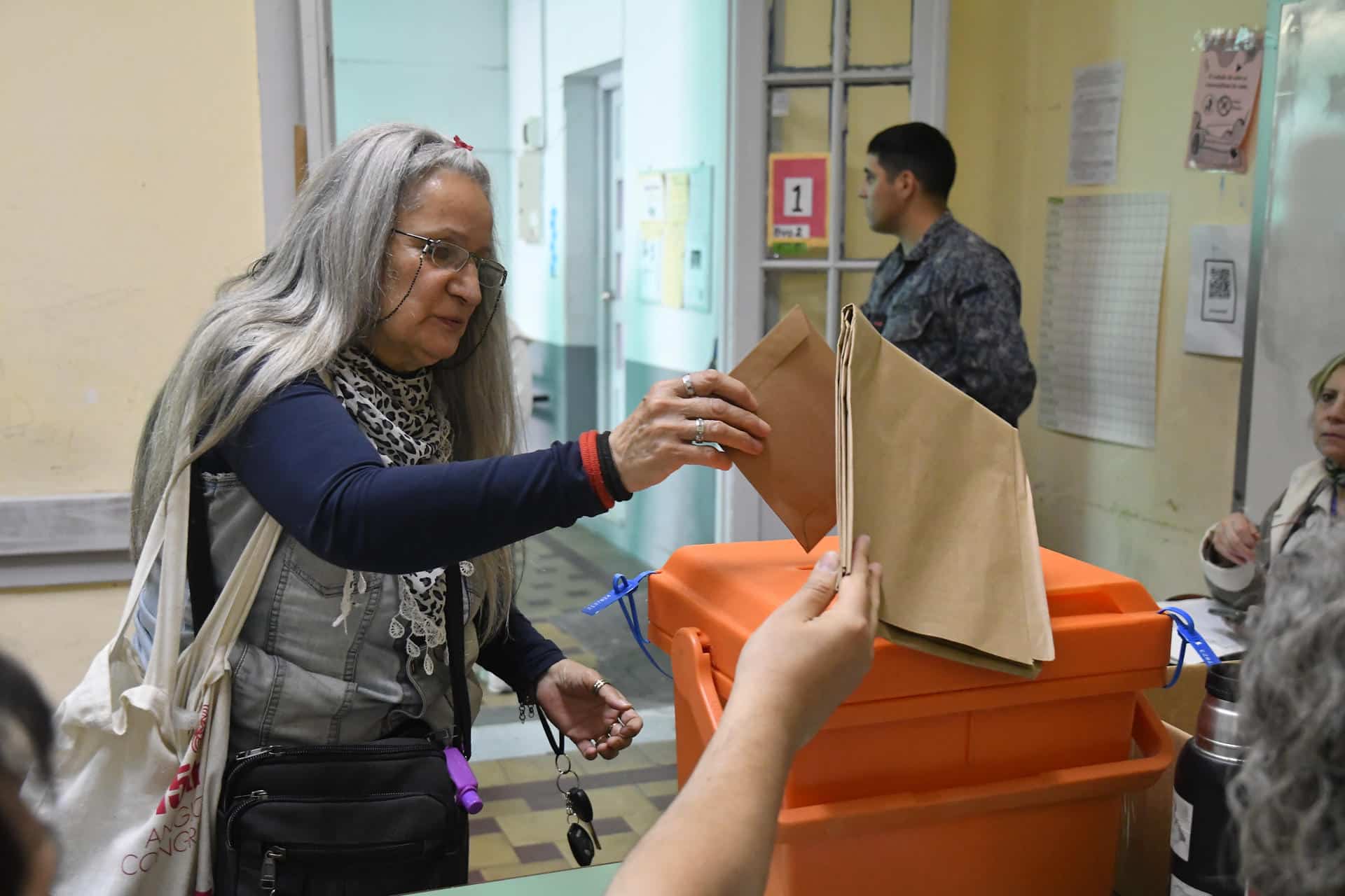 Fotografía de una mujer ejerciendo su derecho al voto durante la jornada electoral del domingo en Uruguay. EFE/ Stringer