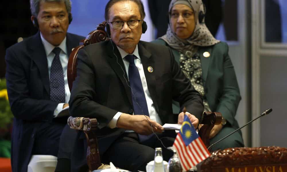 El primer ministro de Malasia, Anwar Ibrahim. durante la cumbre de líderes de la Asociación de Naciones del Sudeste Asiático (ASEAN), que se celebra en Laos.
EFE/EPA/RUNGROJ YONGRIT