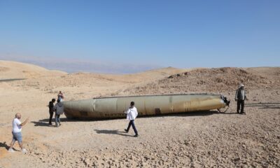 La gente observa los restos de un misil balístico iraní en el desierto de Negev, cerca del Mar Muerto, en el sur de Israel. EFE/Abir Sultán