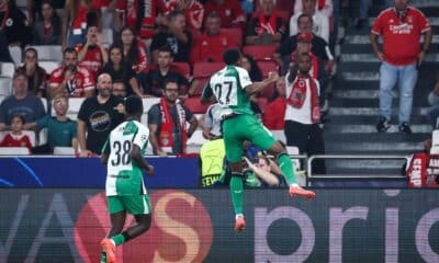 El jugador del Feyenoord Antoni-Djibu Milambo (D) celebra el gol del 0-2 durante el partido de fútbol de la UEFA Champions League entre el Benfica SL y el Feyenoord disputado en el estadio Da Luz, en Lisboa, Porrtugal, el 23 de octubre de 2024. (Liga de Campeones, Lisboa) EFE/EPA/RODRIGO ANTUNES