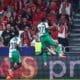 El jugador del Feyenoord Antoni-Djibu Milambo (D) celebra el gol del 0-2 durante el partido de fútbol de la UEFA Champions League entre el Benfica SL y el Feyenoord disputado en el estadio Da Luz, en Lisboa, Porrtugal, el 23 de octubre de 2024. (Liga de Campeones, Lisboa) EFE/EPA/RODRIGO ANTUNES