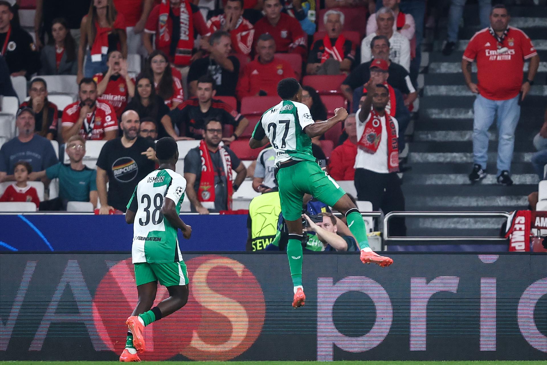 El jugador del Feyenoord Antoni-Djibu Milambo (D) celebra el gol del 0-2 durante el partido de fútbol de la UEFA Champions League entre el Benfica SL y el Feyenoord disputado en el estadio Da Luz, en Lisboa, Porrtugal, el 23 de octubre de 2024. (Liga de Campeones, Lisboa) EFE/EPA/RODRIGO ANTUNES