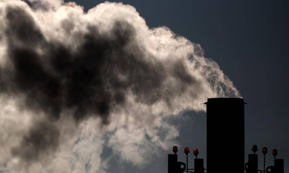 Una columna de humo emerge de una chimenea, en una fotografía de archivo.EFE/ Maxim Shipenkov