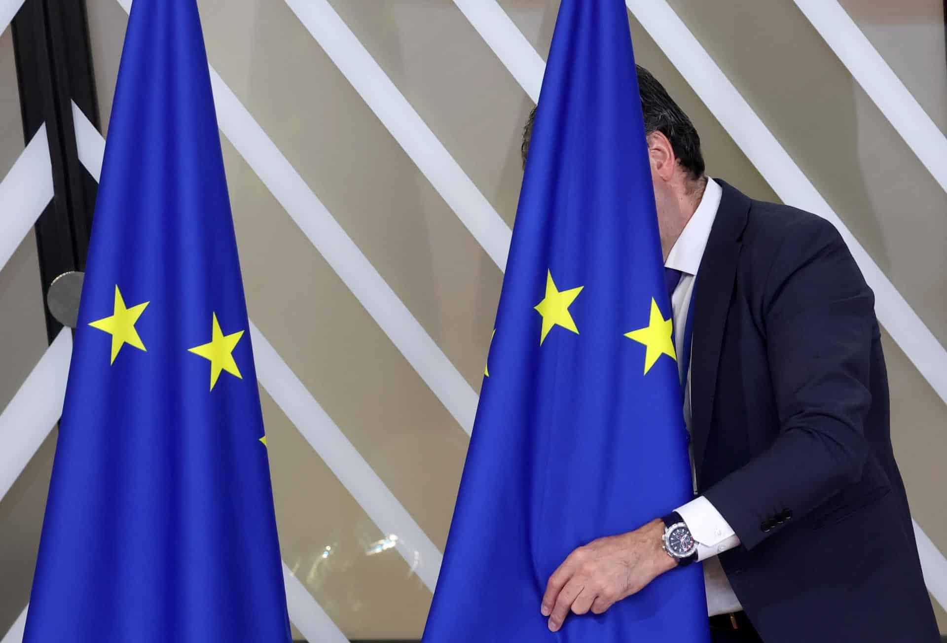 Colocan banderas de la UE antes de la llegada de los jefes de Gobierno a la cumbre del Consejo Europeo en Bruselas, el 17 de octubre de 2024. El presidente de Ucrania, Volodímir Zelenski, anunció que viaja este jueves a Bruselas para presentar el llamado 'Plan de la Victoria' ante los líderes de los países de la UE en el Consejo que se celebra en la capital belga. EFE/EPA/CHRISTOPHER NEUNDORF