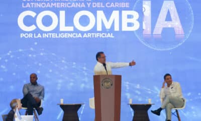 Fotografía de archivo del 8 de agosto de 2024 del presidente de Colombia, Gustavo Petro (c), en la 'Cumbre Ministerial Latinoamericana y del Caribe por la Inteligencia Artificial: ColombIA', en Cartagena (Colombia). Petro propuso que los gobiernos de América Latina se unan para estudiar la Inteligencia Artificial (IA) y sus riesgos, pues considera que esta tecnología "tiene la capacidad de la extinción humana". EFE/ Ricardo Maldonado Rozo