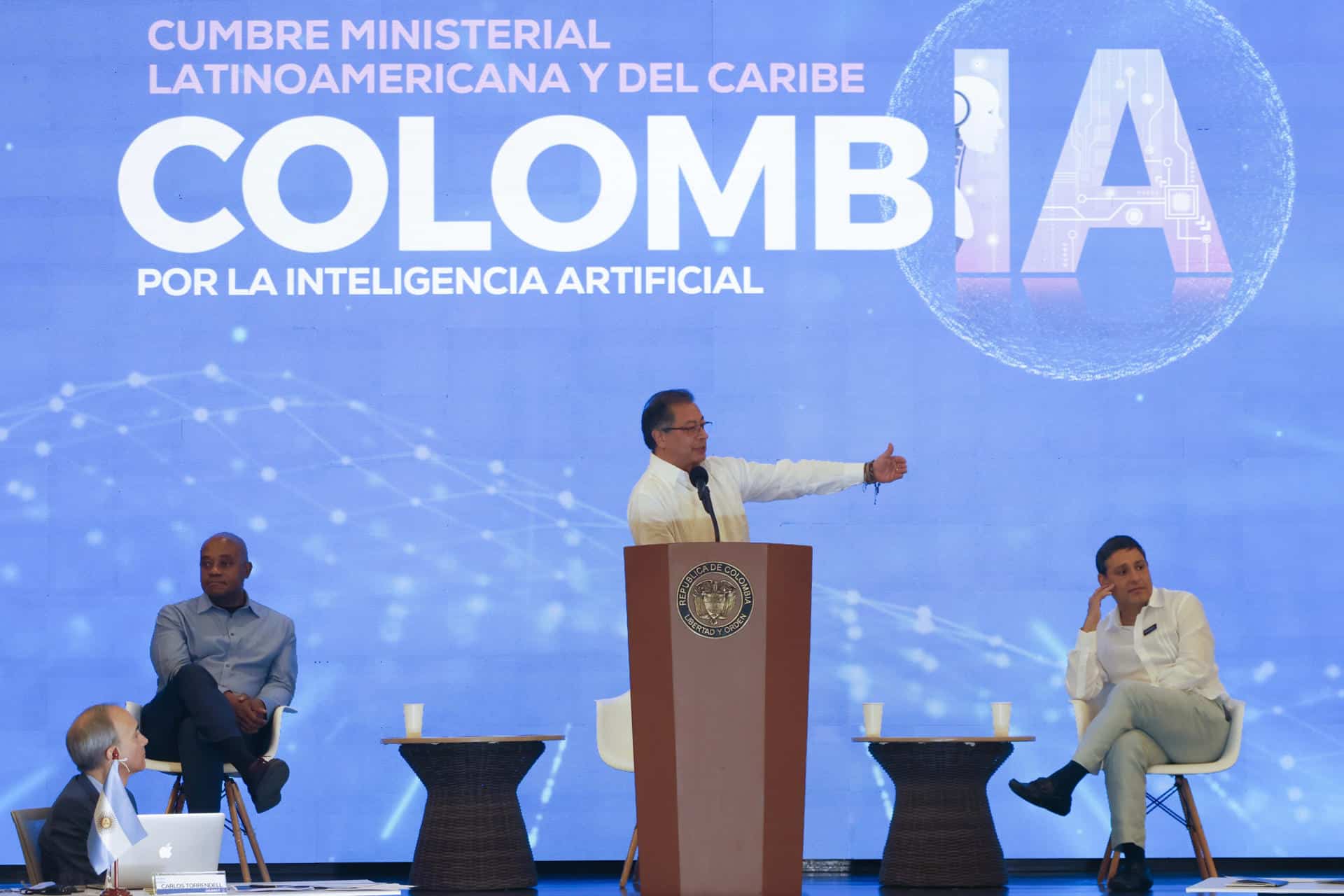 Fotografía de archivo del 8 de agosto de 2024 del presidente de Colombia, Gustavo Petro (c), en la 'Cumbre Ministerial Latinoamericana y del Caribe por la Inteligencia Artificial: ColombIA', en Cartagena (Colombia). Petro propuso que los gobiernos de América Latina se unan para estudiar la Inteligencia Artificial (IA) y sus riesgos, pues considera que esta tecnología "tiene la capacidad de la extinción humana". EFE/ Ricardo Maldonado Rozo