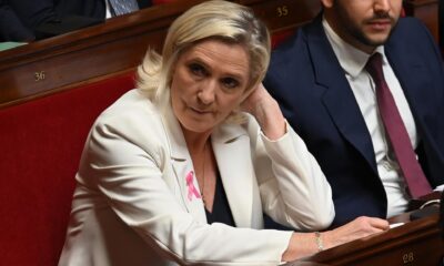 La diputada de extrema derecha de Francia Marine Le Pen ante los miembros del Parlamento. EFE/JULIEN MATTIA