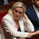 La diputada de extrema derecha de Francia Marine Le Pen ante los miembros del Parlamento. EFE/JULIEN MATTIA