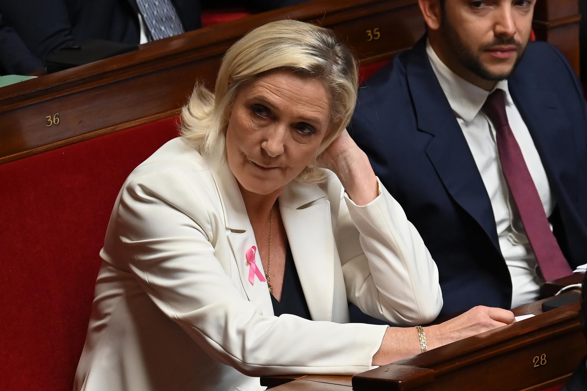 La diputada de extrema derecha de Francia Marine Le Pen ante los miembros del Parlamento. EFE/JULIEN MATTIA