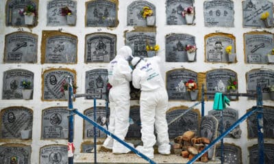 Fotografía cedida de investigadores trabajando en el Cementerio del Sur en Bogotá (Colombia). EFE/ Unidad De Búsqueda De Personas Desaparecidas