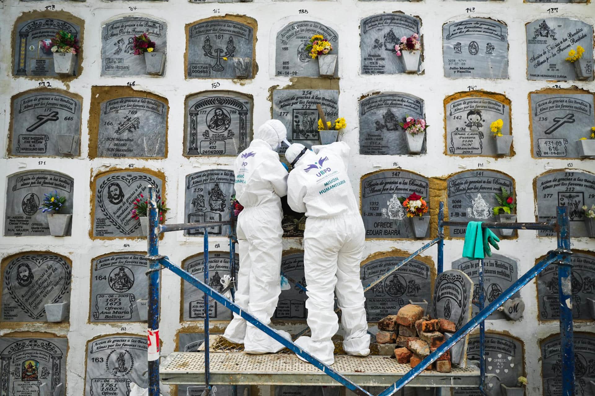 Fotografía cedida de investigadores trabajando en el Cementerio del Sur en Bogotá (Colombia). EFE/ Unidad De Búsqueda De Personas Desaparecidas