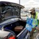 Un miembro de la Guardia Nacional del Ejército de Georgia ayuda a distribuir agua, lonas, alimentos y hielo proporcionados por la Agencia Federal para el Manejo de Emergencias (FEMA) a los residentes después de que el huracán Helene arrasara Valdosta, Georgia, EE. UU., el 30 de septiembre de 2024. EFE/EPA/Erik S. Lesser