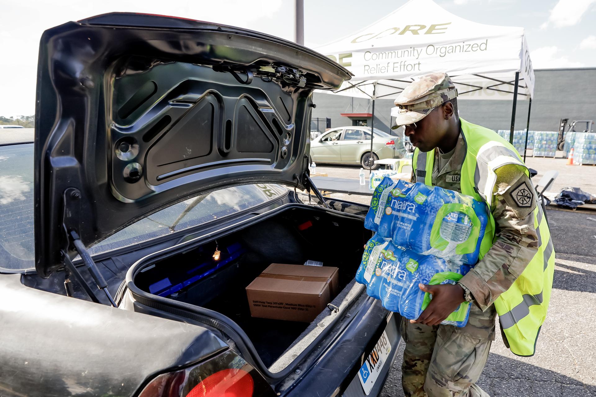 Un miembro de la Guardia Nacional del Ejército de Georgia ayuda a distribuir agua, lonas, alimentos y hielo proporcionados por la Agencia Federal para el Manejo de Emergencias (FEMA) a los residentes después de que el huracán Helene arrasara Valdosta, Georgia, EE. UU., el 30 de septiembre de 2024. EFE/EPA/Erik S. Lesser