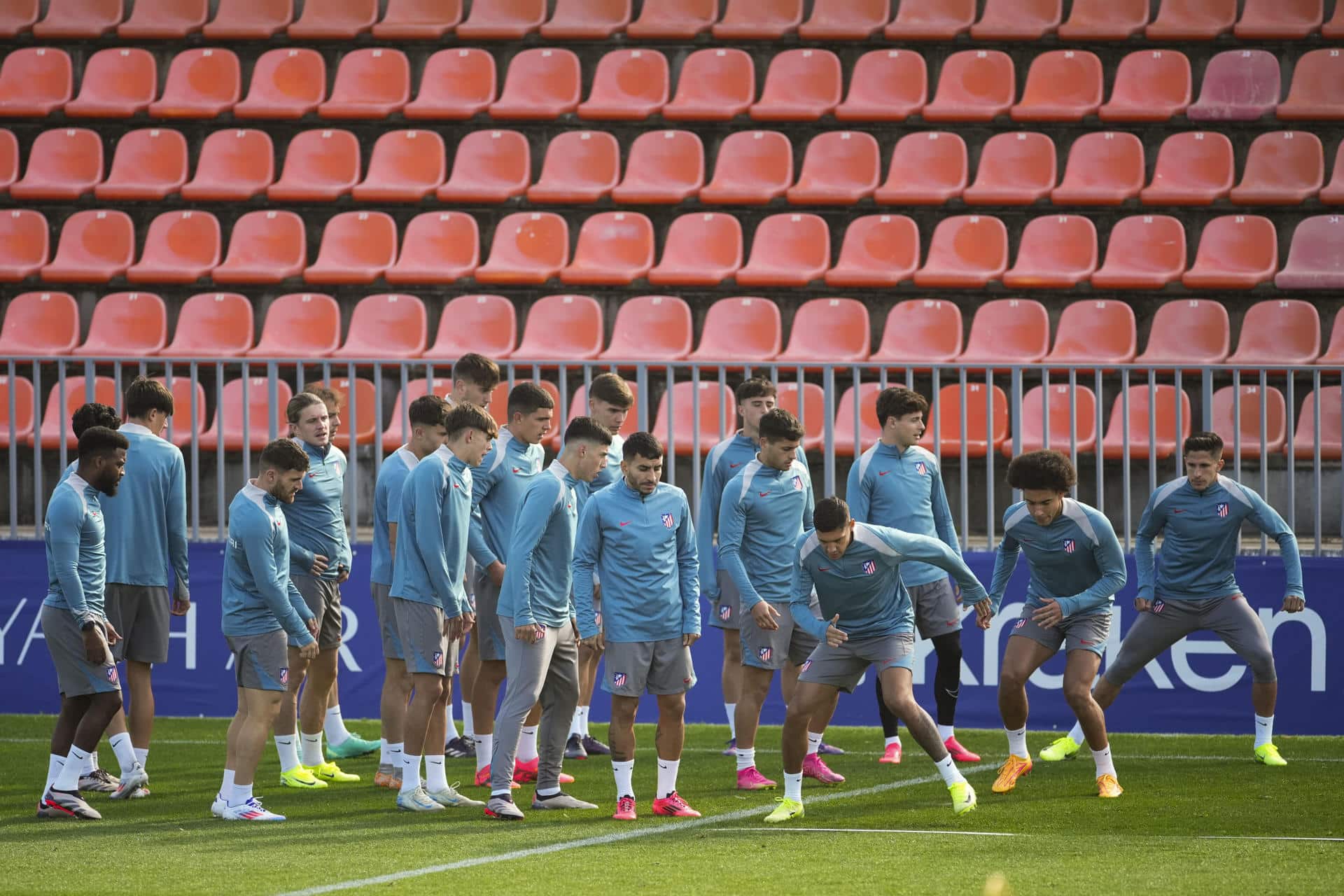 Los jugadores del Atlético de Madrid, durante el entrenamiento.-EFE/ Borja Sanchez-Trillo