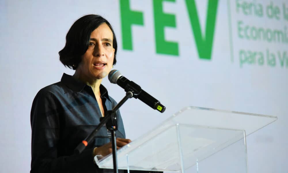 La ministra de Ambiente de Colombia, Susana Muhamad, habla durante la Feria de Economías para la vida en Barranquilla (Colombia). EFE/ Aleidys Coll