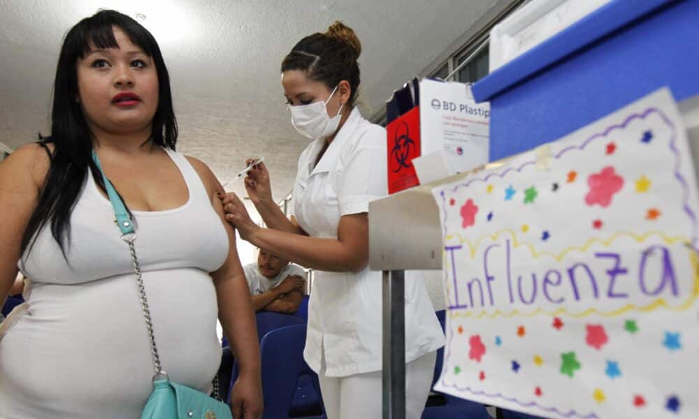 Imagen de archivo de una integrante de la secretaría de salud de Jalisco (México) que aplica una vacuna contra la "influenza". EFE/Ulises Ruiz Basurto