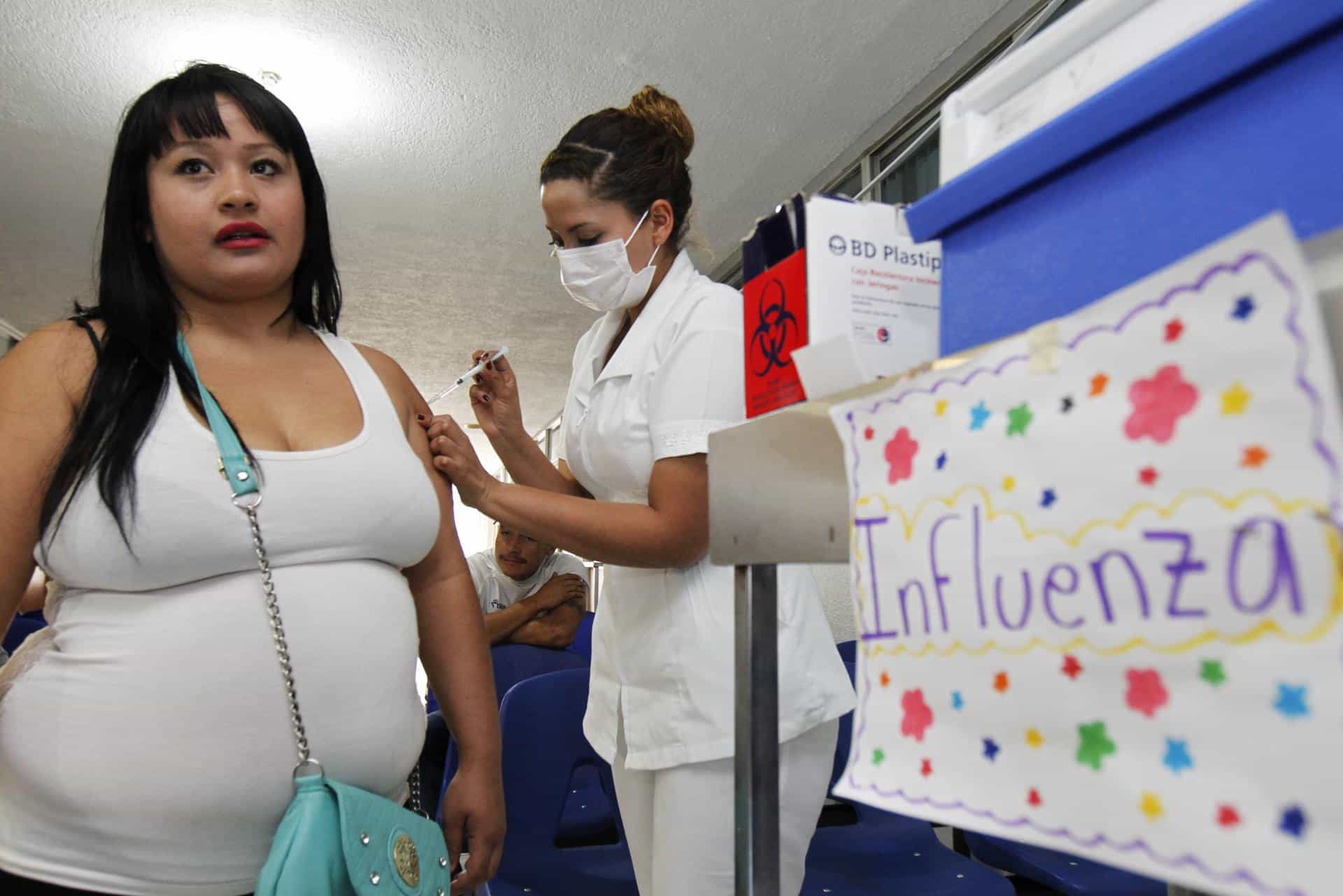 Imagen de archivo de una integrante de la secretaría de salud de Jalisco (México) que aplica una vacuna contra la "influenza". EFE/Ulises Ruiz Basurto