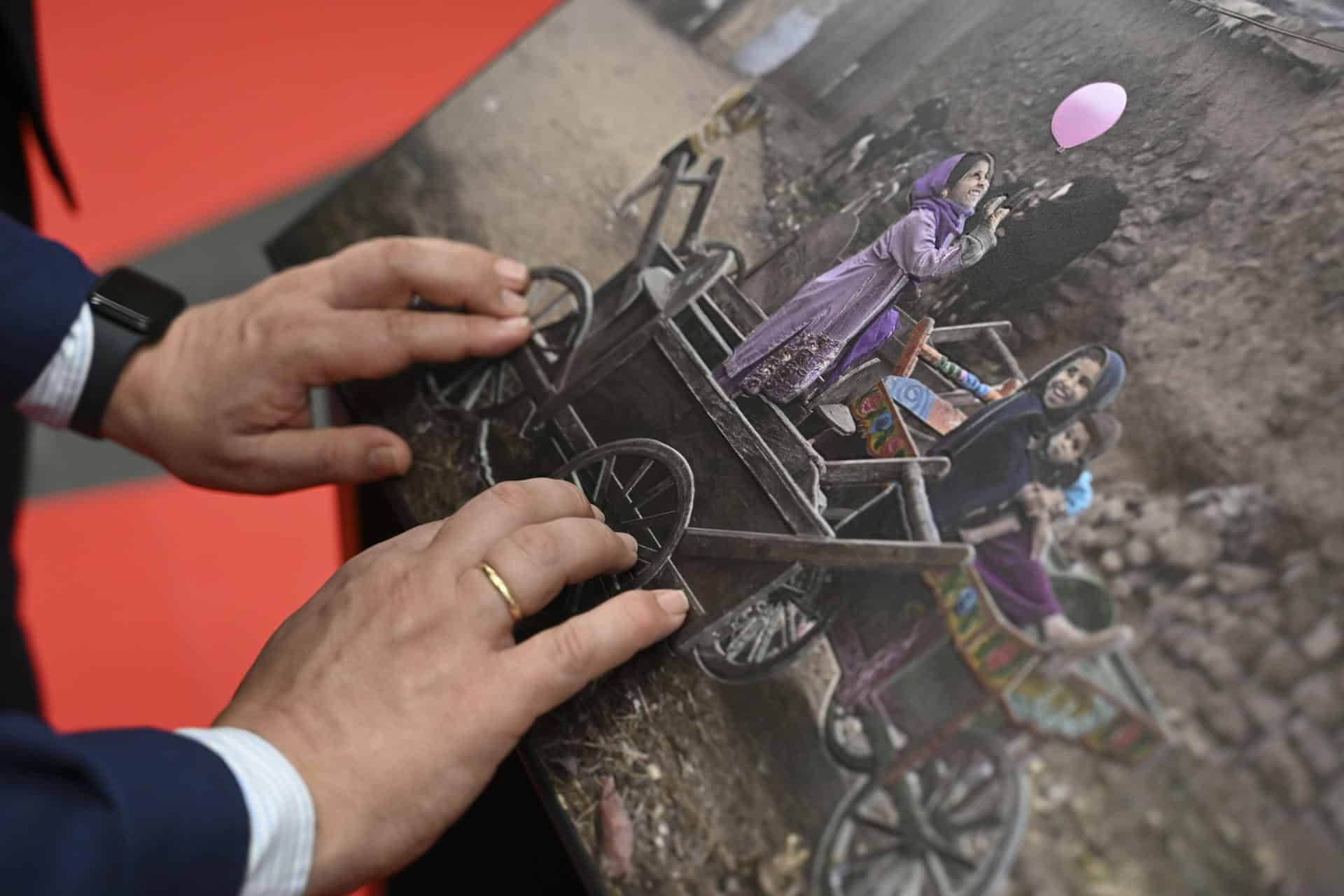 La ONCE y Cannon presentan 'World unseen' (Mundo invisible), una exposición de fotografías en relieve acompañadas de descripciones en audio y braille, que permitirá experimentar el arte de la fotografía a personas con discapacidad visual. EFE/ Fernando Villar