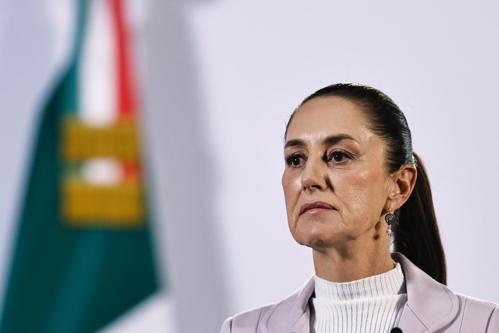 La presidenta de México Claudia Sheinbaum, habla este viernes durante su conferencia de prensa matutina en Palacio Nacional, en la Ciudad de México (México). EFE/ Sáshenka Gutiérrez